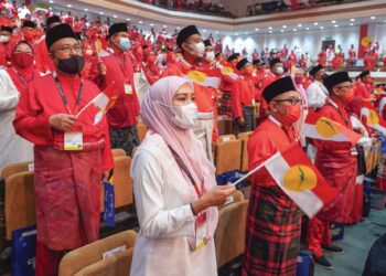 CABARAN besar yang perlu dipikul oleh seluruh pendukung UMNO tidak kira di mana peringkat adalah untuk memperkasakan semula parti itu. – UTUSAN/AMIR KHALID