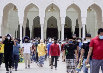 ISLAM  agama utama di antara agama-agama lain yang dianuti di negara ini, ia duduk di atas dan ia berjalan dahulu selaras dengan status sebagai agama bagi Persekutuan.