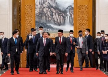 ANWAR IBRAHIM diberi layanan istimewa di China termasuk bertemu Li Qiang (tiga dari kiri) yang memberikan gambaran bahawa Malaysia di bawah kepimpinan beliau mendapat perhatian khas pemimpin negara itu. – FB ANWAR IBRAHIM