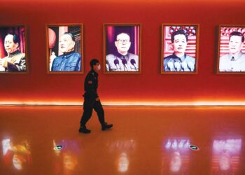 SEORANG lelaki melewati potret-potret (dari kiri) Mao Zedong, Deng Xiaoping, Jiang Zemin, Hu Jintao dan Xi Jinping menjelang Kongres Nasional Parti Komunis China Ke-20, baru-baru ini. – AFP