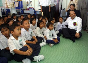 BEKAS Naib Canselor Universiti Sains Malaysia (USM), Tan Sri  Musa Mohamad (kanan) ialah bukan ahli politik pertama yang dilantik menjadi Menteri Pendidikan dari 1999 hingga 2004.