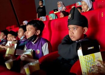 SEBAHAGIAN 119 murid dan guru Sekolah Kebangsaan Tun Syed Ahmad Shahabudin khusyuk menonton filem Mat Kilau: Kebangkitan Pahlawan di GSC Aeon Bandaraya Melaka pada 21 Julai lalu. – FACEBOOK FILEM MAT KILAU