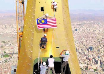 SESETENGAH anak muda Malaysia telah mencabar diri untuk melakukan kerjaya yang berbeza seperti terlibat dalam pemasangan struktur Menara Jam Diraja Abraj Al-Bait di Mekah pada 2011. 
– FACEBOOK AMERA SABRENA AHMAD SOBRI