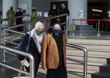 HASANAH Abdul Hamid (kanan) hadir di Kompleks Mahkamah Kuala Lumpur bagi perbicaraan kes pecah amanah RM50.4 juta yang dihadapinya pada 9 Ogos lalu. – GAMBAR HIASAN/AFIQ RAZALI