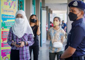SEMEMANGNYA anak-anak muda harus celik politik dan bukan sekadar aktif menyokong parti-parti politik kerana terpengaruh dengan suasana sekeliling. – GAMBAR HIASAN/FARIZ RUSADIO