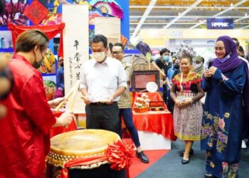 PAVILION Semarak Uniti di Pameran Pertanian Hortikultur dan Agropelancongan Malaysia (MAHA)  2022 antara lebih 31,000 program di bawah Semarak Perpaduan Keluarga Malaysia Teguh Bersama dikendalikan Kementerian Perpaduan Negara diketuai menterinya, Datuk Halimah Mohamed Sadique (kanan) bagi mempromosi perpaduan dan patriotisme di negara ini.