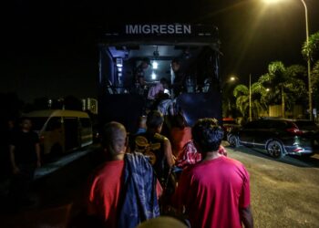 CUBA bayangkan betapa bahayanya apabila pendatang asing tanpa izin (PATI) dibekalkan dengan kad pengenalan tulen angkara perlakuan rasuah dan salah guna kuasa? – UTUSAN/AFIQ RAZALI