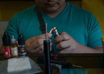 Vape didakwa satu lagi dakyah rekaan industri tembakau yang mahu nikotin dijadikan bahan dagangan. – AFP