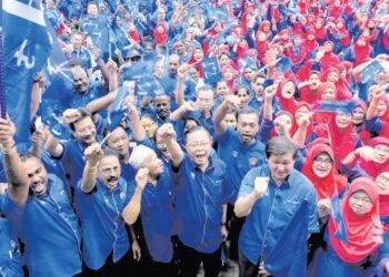 SIFAT merendah diri Ismail Sabri Yaakob (tengah) menjadikan beliau amat disenangi oleh rakyat bawahan dari golongan marhaen.