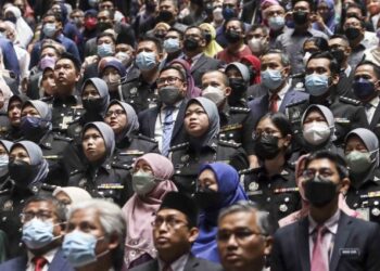 PENJAWAT awam menuntut pemberian bonus dari kerajaan yang sudah sekian lama tidak dirasai – UTUSAN/FAISOL MUSTAFA