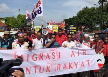 PENULIS melontarkan pertanyaan, apa yang lebih utama di antara slogan agama atau bekalan air bersih yang mencukupi? – GAMBAR HIASAN