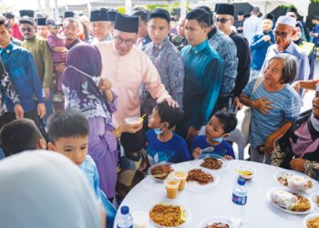 RAMAI tidak melepaskan peluang berkunjung ke Rumah Terbuka Malaysia Madani  yang diadakan di Alor Setar, Kedah pada 29 April lalu. – FB ANWAR IBRAHIM
