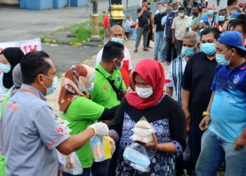 BERSEDEKAH adalah pendekatan al-Quran bagi memanfaatkan harta dan mendidik hati orang mukmin. – GAMBAR HIASAN/RAJA JAAFAR ALI