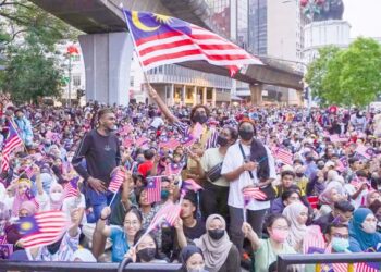 RATUSAN ribu rakyat tanpa mengira kaum turun pada sambutan Hari Kebangsaan 2022 di Dataran Merdeka pada 31 Ogos lalu. - UTUSAN/SHIDDIEQIIN ZON