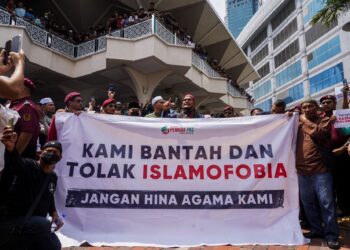 PROTES berterusan terhadap tindakan Rasmus Paludan membakar senaskhah al-Quran tidak dapat menyelesaikan masalah Islamofobia secara tuntas. – UTUSAN/SHIDDIEQIIN ZON
