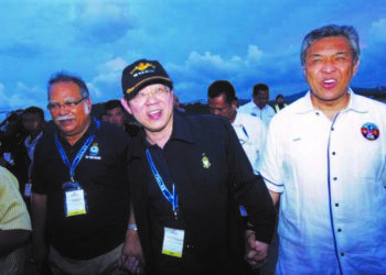 AHMAD Zahid Hamidi (kanan) bersama-sama Lim Guan Eng (tengah) dan P. Ramasamy ketika dalam perjalanan untuk menaiki kapal selam, KD Tun Razak pada 2011. – FACEBOOK LIM GUAN ENG