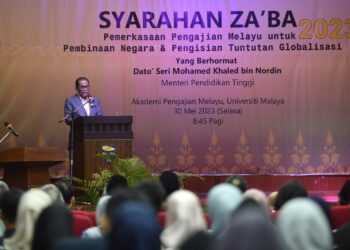 MOHAMED Khaled Nordin ketika menyampaikan syarahan bertajuk Pemerkasaan Pengajian Melayu untuk Pembinaan Negara & Pengisian Tuntutan Globalisasi sempena Program Syarahan Za’ba di Akademi Pengajian Melayu, Universiti Malaya pada 30 Mei lalu.
