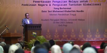 MOHAMED Khaled Nordin ketika menyampaikan syarahan bertajuk Pemerkasaan Pengajian Melayu untuk Pembinaan Negara & Pengisian Tuntutan Globalisasi sempena Program Syarahan Za’ba di Akademi Pengajian Melayu, Universiti Malaya pada 30 Mei lalu.