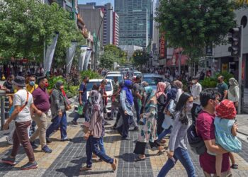 PERBELANJAAN menyambut Hari Raya Aidilfitri sewajarnya memfokus kepada yang wajib dan perlu sahaja. – UTUSAN/AMIR KHALID