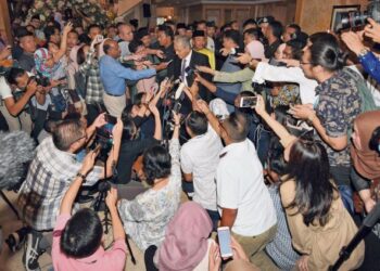 HENDAK menjadi orang politik kena berilmu dan paling penting adalah persediaan berhadapan dengan soalan-soalan daripada wartawan.