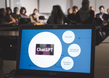 DUNIA pendidikan kini resah dengan kewujudan ChatGPT iaitu aplikasi perisian kecerdasan buatan (AI) yang mampu menulis esei dengan baik seperti manusia. – AFP