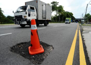 BANYAK pihak merungut tentang keadaan jalan yang berlubang dan bertampal-tampal di Johor.- UTUSAN/RAJA JAAFAR ALI