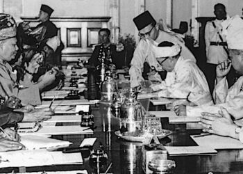 RAJA-RAJA Melayu secara tegas menetapkan syarat bagi memastikan tanah simpanan Melayu akan kekal terjamin. – ARKIB UTUSAN