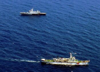 KAPAL Pengawal Pantai China (bawah) yang bersaiz lebih besar daripada kapal Tentera Laut Diraja Malaysia (atas) melakukan rondaan di kawasan yang dipercayai pesawat MH370 hilang daripada radar di perairan Laut China Selatan pada 2014. – IHSAN MARITIM MALAYSIA