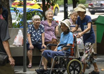SINGAPURA sudah jauh di depan dalam memastikan kebajikan selayaknya kepada warga tua. – AFP