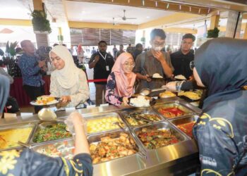 MAHASISWA menikmati hidangan Menu Rahmah di sebuah kafeteria di Universiti Kebangsaan Malaysia (UKM), Bangi, Selangor pada 16 Mac lalu. – UTUSAN/FAISOL MUSTAFA