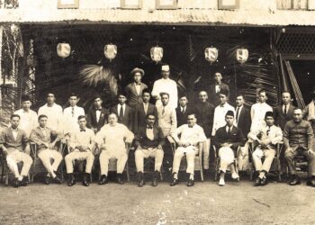 SEBELUM Perang Dunia Kedua, para pemimpin masyarakat dan pegawai kerajaan bertemu dalam satu majlis rasmi di Bukit Pasir, Muar, Johor. – IHSAN PENULIS