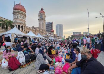 UMAT Islam perlu benar-benar menghayati konsep menahan diri yang diajarkan melalui ibadah puasa ini. – UTUSAN/AMIR KHALID