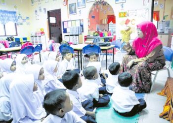 GAGASAN bahasa Melayu sebagai bahasa negara hendaklah dipupuk seawal yang boleh secara formal dengan menjadikannya sebahagian daripada kurikulum dalam sistem pendidikan negara. 
– UTUSAN/MUHAMAD IQBAL ROSLI