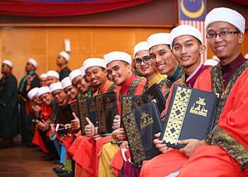 DARUL Quran memainkan peranan melahirkan hafiz dan hafizah yang bukan setakat menjadi imam dan guru agama malah ahli profesional lain.