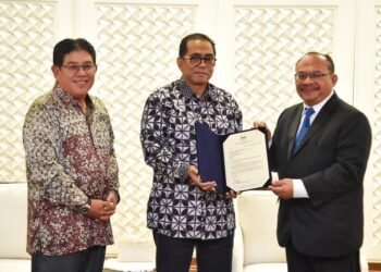 MOHAMED Khaled Nordin (tengah) menyerahkan watikah lantikan sebagai Naib Canselor UUM ke-10 kepada Mohd. Foad Sakdan (kanan) pada 30 Mac lalu di pejabat Menteri Pendidikan Tinggi sambil diperhatikan oleh Ketua Setiausaha, Datuk Seri Abdul Razak Jaafar.