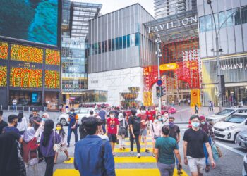 KESTABILAN politik penting kerana kegawatan ekonomi global akan memberi kesan kepada semua lapisan rakyat termasuk ‘kayangan’ dan marhaen di negara ini. – GAMBAR HIASAN/SHIDDIEQIIN ZON