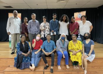 PENULIS (duduk, tiga dari kiri) bersama para peserta pelbagai  kaum dalam majlis Pertemuan Penulis dan Pembaca Malaysia, baru-baru ini. – IHSAN PENULIS