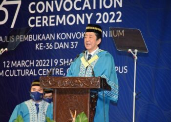 SHINZO Abe berucap sempena Majlis Konvokesyen Ke-36 UIAM di Gombak, Selangor pada 12 Mac lalu. - IHSAN UIAM