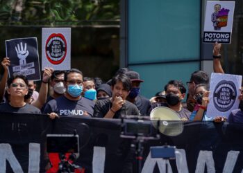 ADAM Adli Abd. Halim (tengah) sebelum ini ialah seorang aktivis pelajar yang lantang bersuara khususnya tentang hak mahasiswa.  – UTUSAN/FARIZ RUSADIO