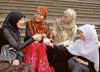BUKANLAH satu masalah besar untuk pelajar asing menguasai bahasa baharu yang akan memberi kelebihan kepada mereka nanti.