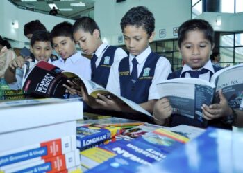 WALAUPUN bahasa Melayu dilaungkan dengan kuatnya sebagai bahasa utama negara, namun pada masa sama dasar dwibahasa tetap diperkenalkan Kementerian Pendidikan. – GAMBAR HIASAN