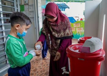 AMALAN penjagaan kebersihan diri yang baik dapat melindungi kita semua daripada penyakit berjangkit termasuk HFMD. – UTUSAN/FARIZ RUSADIO