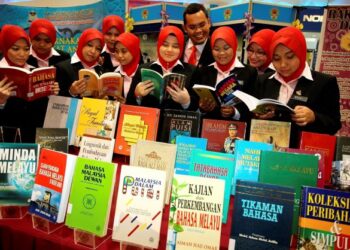 TIDAK ada sebuah negara di dunia yang akan jatuh mundur kerana memperjuangkan bahasa kebangsaannya.