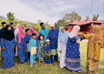 ADAB semasa bersilaturahim adalah dengan menjaga batas pergaulan meskipun bersama sanak saudara terdekat.