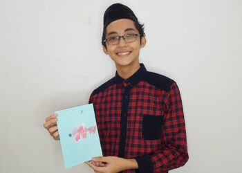 PENULIS memegang buku The Pink Elephant yang dihasilkan ketika berusia tiga tahun.