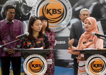 FADHLINA Sidek (kanan) mempunyai ketegasannya sendiri dalam menghormati kerangka Falsafah Pendidikan Kebangsaan (FPK) yang diilhamkan semasa Anwar Ibrahim menjadi Menteri Pendidikan. 
– GAMBAR HIASAN/FAISOL MUSTAFA