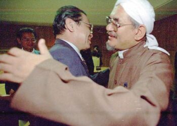 ABDUL Hadi Awang memeluk bekas Penasihat DAP, Lim Kit Siang (kiri) ketika Pas, DAP dan PKR sama-sama bergabung dalam Barisan Alternatif di Pejabat Menteri Besar Terengganu, Wisma Darul Iman, Kuala Terengganu pada 2001.