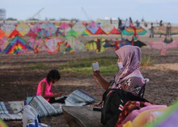 KESAN negatif gajet ialah menyebabkan seseorang berada dalam ilusi sebuah perhubungan kebersamaan, namun secara emosinya terpisah. – GAMBAR HIASAN/PUQTRA HAIRRY