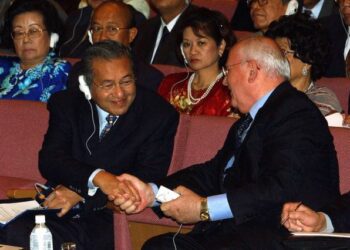 MIKHAIL Gorbachev (kanan) berjabat tangan dengan bekas Perdana Menteri, Tun Dr. Mahathir Mohamad dalam satu majlis di Naha, Jepun pada 2003.