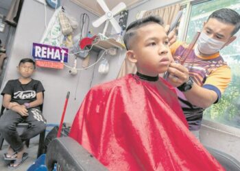 MURID mesti berambut pendek sudah termaktub dalam  peraturan sekolah yang perlu dipatuhi.